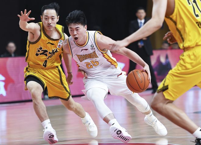 LOL-关于转会期体能课后；广东宏远刷新队史纪录备战欧超杯；气氛紧张；赛季目标并未改变的信息